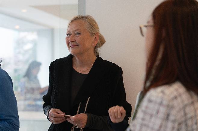 그로스만은 지난 4일 오프닝 때 딸 하이크 그로스만과 함께 전시장을 직접 방문해 관람객과의 만남을 이어가기도 했다. 김리아갤러리 제공