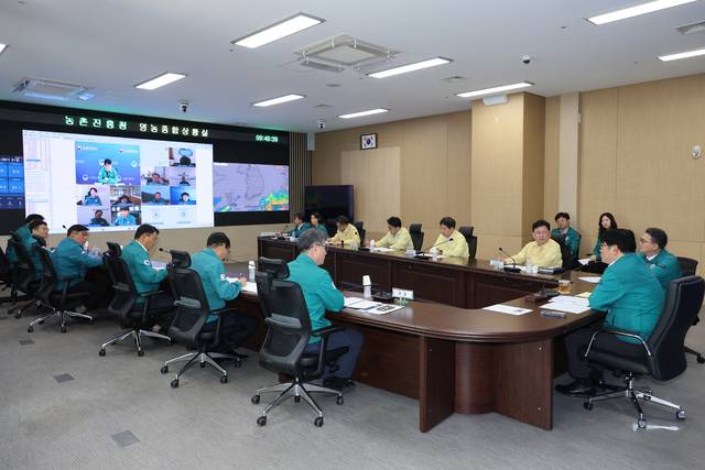 권재한 농촌진흥청장(오른쪽 두번째) 주재로 10일 ‘여름철 재난·안전 대비 점검 회의’가 열리고 있다.농촌진흥청