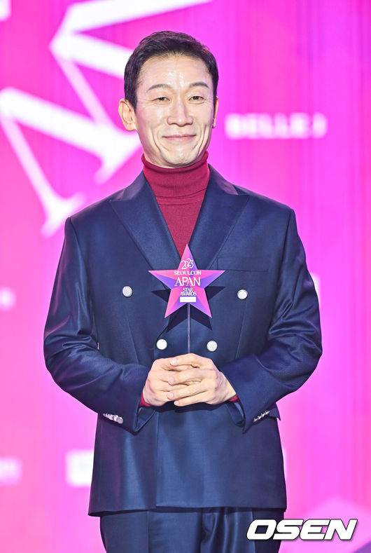 [OSEN=박준형 기자] 30일 오후 서울 중구 동대문디자인플라자(DDP)에서 글로벌 K드라마 축제 ‘2023 서울콘 APAN 스타 어워즈’ 시상식이 진행됐다.올해 9회째를 맞이하는 ‘2023 APAN 스타 어워즈’는 대한민국을 대표하는 드라마 시상식이다. 배우 정석용이 포즈를 취하고 있다. 2023.12.30 / soul1014@osen.co.kr