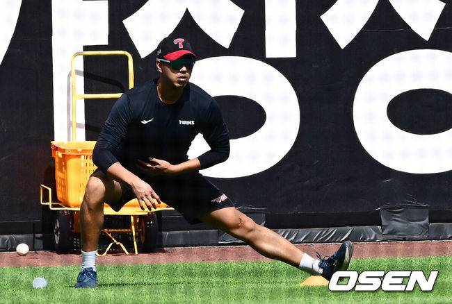 [OSEN=대전, 지형준 기자] 14일 대전 한화생명볼파크에서 2025 신한 SOL Bank KBO리그 한화 이글스와 LG 트윈스의 경기가 열렸다.LG가 40승 26패 1무(승률 .606)로 1위, 한화는 40승 27패(승률 .597)로 2위다. 0.5경기 차이다. 경기 결과에 따라 1위가 바뀔 수도 있다.&nbsp;이날 한화는 폰세, LG는 임찬규를 선발로 내세웠다.경기에 앞서 LG 정우영이 훈련을 하고 있다. 2025.06.14 /jpnews@osen.co.kr