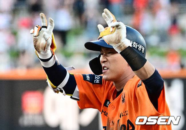 [OSEN=대전, 지형준 기자] 14일 대전 한화생명볼파크에서 2025 신한 SOL Bank KBO리그 한화 이글스와 LG 트윈스의 경기가 열렸다.LG가 40승 26패 1무(승률 .606)로 1위, 한화는 40승 27패(승률 .597)로 2위다. 0.5경기 차이다. 경기 결과에 따라 1위가 바뀔 수도 있다.&nbsp;이날 한화는 폰세, LG는 임찬규를 선발로 내세웠다.7회말 1사 1,3루에서 한화 황영묵이 스퀴즈 번트로 역전에 성공하며 기뻐하고 있다. 2025.06.14 /jpnews@osen.co.kr