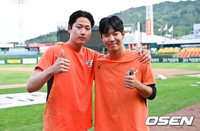 [OSEN=대전, 박준형 기자] 프로 데뷔 첫 선발승 거둔 한화 조동욱(왼쪽)이 입단 동기 황준서와 함께 포즈를 취하고 있다. 2024.05.12 / soul1014@osen.co.kr