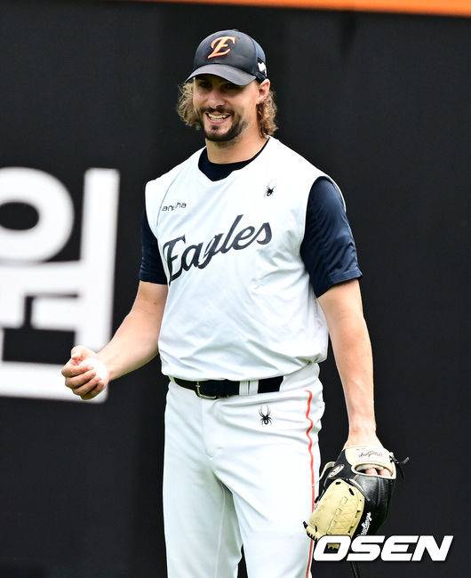 [OSEN=대전, 지형준 기자] 14일 대전 한화생명볼파크에서 2025 신한 SOL Bank KBO리그 한화 이글스와 LG 트윈스의 경기가 열렸다.LG가 40승 26패 1무(승률 .606)로 1위, 한화는 40승 27패(승률 .597)로 2위다. 0.5경기 차이다. 경기 결과에 따라 1위가 바뀔 수도 있다.&nbsp;이날 한화는 폰세, LG는 임찬규를 선발로 내세웠다.한화 와이스가 훈련을 하며 미소짓고 있다. 2025.06.14 /jpnews@osen.co.kr