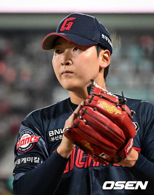 [OSEN=수원, 조은정 기자]12일 오후 수원 KT위즈파크에서 ‘2025 신한 SOL Bank KBO리그’ KT 위즈와 롯데 자이언츠의 경기가 열렸다.이날 홈팀 KT의 선발투수는 소형준, 방문팀 롯데는 김진욱이 나선다.8회말 2사 롯데 최준용이 KT 배정대에게 뜬공을 유도하며 이닝을 마친 뒤 기뻐하고 있다. 2025.06.12 /cej@osen.co.kr