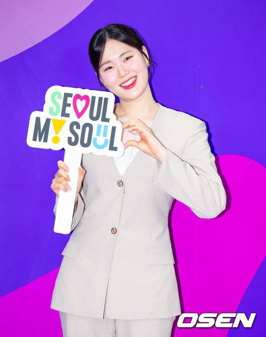 [OSEN=김성락 기자] 17일 오전 서울 중구 서울특별시청에서 ‘2025 서울특별시 홍보대사 위촉식-서울, 빛으로 그리는 꿈 : 동행하는 서울의 빛’ 행사가 열렸다. 이날 위촉식에는 배우 김석훈, 유튜버 박위, 피아니스트 선우예권, 개그맨 엄지윤, 가수 송지은, 엔하이픈, 하츠투하츠가 참석했다. 개그맨 엄지윤이 포즈를 취하고 있다. 2025.06.17 / ksl0919@osen.co.kr