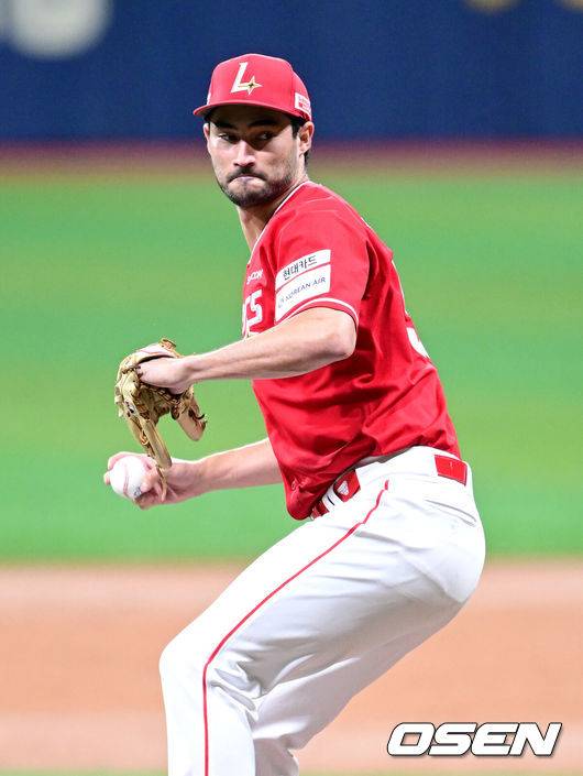 [OSEN=고척, 최규한 기자] 17일 서울 고척스카이돔에서 ‘2025 신한 SOL Bank KBO리그’ 키움 히어로즈와 SSG 랜더스의 경기가 열렸다.홈팀 키움은 김윤하, 방문팀 SSG은 미치 화이트를 선발로 내세웠다.1회말 SSG 선발 미치 화이트가 힘차게 공을 뿌리고 있다. 2025.06.17 / dreamer@osen.co.kr