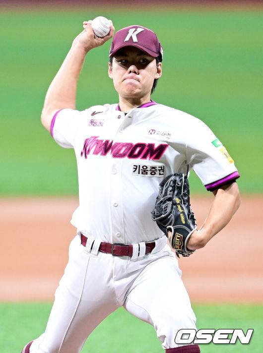 [OSEN=고척, 최규한 기자] 17일 서울 고척스카이돔에서 ‘2025 신한 SOL Bank KBO리그’ 키움 히어로즈와 SSG 랜더스의 경기가 열렸다.홈팀 키움은 김윤하, 방문팀 SSG은 미치 화이트를 선발로 내세웠다.1회초 키움 선발 김윤하가 힘차게 공을 뿌리고 있다. 2025.06.17 / dreamer@osen.co.kr