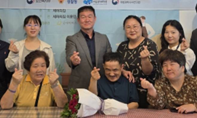 실종된 지 34년 만에 가족을 찾은 이모씨(앞줄 가운데)가 16일 충북 제천시 복지센터에서 어머니 B씨(〃 왼쪽) 등 가족과 상봉하고 있다. 강원경찰청 제공