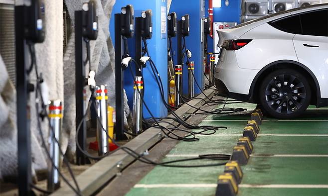 한 쇼핑몰에 설치된 전기자동차 충전소 모습. 뉴시스