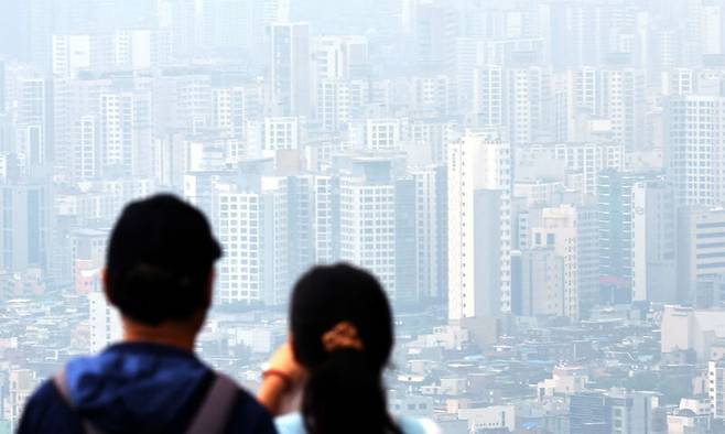 16일 남산에서 바라본 서울 아파트의 모습. 뉴시스
