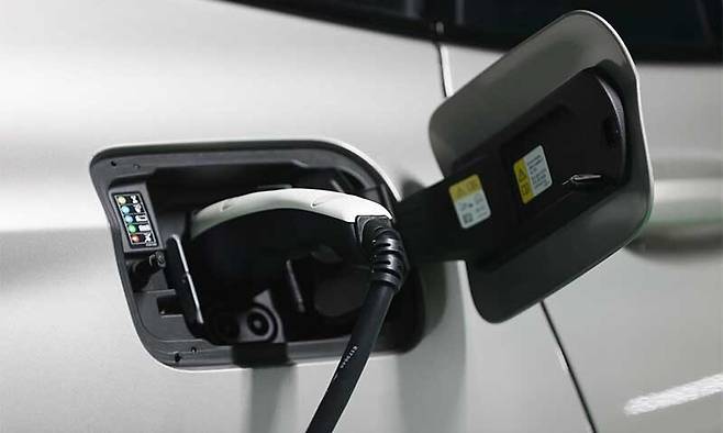 한 전기차 주차장에서 충전 중인 전기차. 연합뉴스