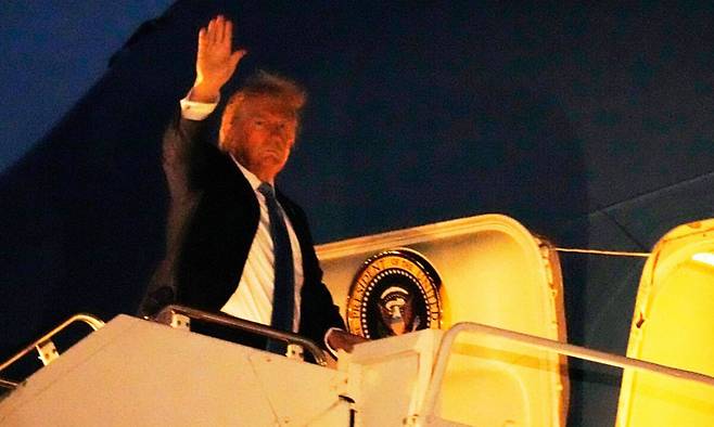 귀국 비행기 탑승하는 도널드 트럼프 미 대통령. AP연합뉴스