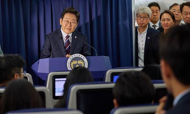 이재명 대통령이 16일(현지 시간) 주요 7개국(G7) 정상회의 참석을 위해 캐나다 앨버타주 캘거리로 향하는 공군 1호기에서 기자간담회를 하고 있다. 뉴시스