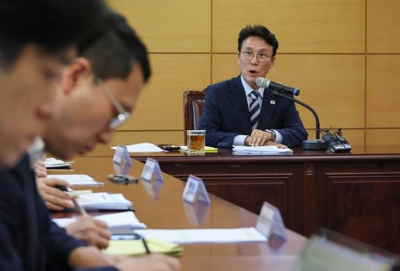 김민석 국무총리 후보자가 16일 서울 종로구 통의동에 위치한 청문회 준비단 사무실에서 열린 경제·민생분야 부처 업무보고 자리에서 발언하고 있다. 연합뉴스