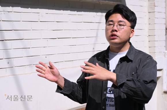 16일 시민단체 ‘전국청년정책네트워크’ 김승길 대표가 서울 구로구의 한 카페에서 “기성세대가 일방적으로 결정한 정책으로는 청년들이 겪는 문제를 해결할 수 없다”며 청년들의 정책 참여 필요성을 설명하고 있다. 안주영 전문기자