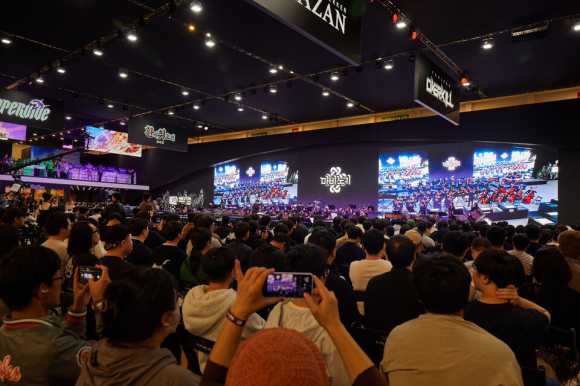 지난해 창립 30주년을 맞은 넥슨이 ‘지스타 2024’ 개막 3일 차인 11월 16일 부산 벡스코 제1전시장 부스에서 진행한 오케스트라 공연 모습. 넥슨 제공