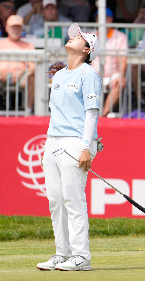 최혜진이 16일(한국시간) 미국 미시간주 벨몬트의 블라이더필즈 컨트리클럽에서 열린 2025 미국여자프로골프(LPGA) 투어 마이어 클래식 4라운드 18번 홀에서 아쉬운 표정으로 하늘을 바라보고 있다. 벨몬트 AFP 연합뉴스