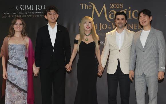 소프라노 조수미(가운데)가 16일 서울 더플라자호텔에서 열린 ‘더 매직, 조수미 & 위너스’ 기자간담회에서 소프라노 쥘리에트 타키노(왼쪽부터), 바리톤 지하오 리, 테너 조르주 비르반, 테너 이기업과 기념촬영을 하고 있다. 연합뉴스