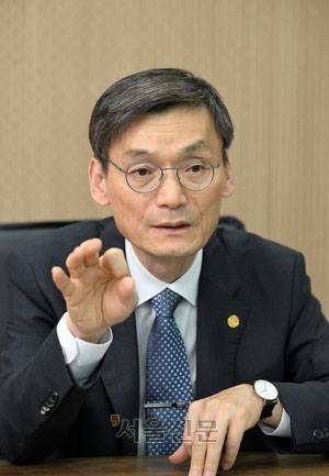 로봇 공학자 출신의 김동환 서울과학기술대 총장은 “우리나라 과학기술 발전의 최대 걸림돌은 혁신적이고 과감한 기술 개발을 가로막는 각종 규제”라며 “과도한 규제로 AI기술 발전의 관건인 각종 데이터 수집도 제대로 하지 못하면 외국 데이터 기반 기술에 종속될 수 밖에 없다”고 말했다.  도준석 전문기자