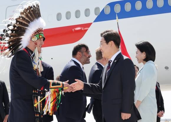 이재명 대통령, 캐나다 원주민 공동체 대표자와 인사 - 주요 7개국(G7) 정상회의 참석하는 이재명 대통령이 16일(현지시간) 캐나다 앨버타주 캘거리국제공항에 도착해 캘거리 인근 캐나다 원주민 공동체 대표자와 인사하고 있다. 연합뉴스