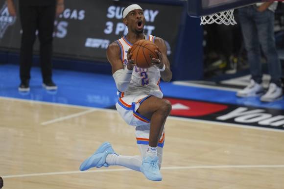 샤이 길저스알렉산더(오클라호마시티 선더)가 17일(한국시간) 미국 오클라호마시티의 페이컴 센터에서 열린 2024~25 NBA 파이널 5차전 인디애나 페이서스와의 홈 경기에서 슛하고 있다. AP 연합뉴스