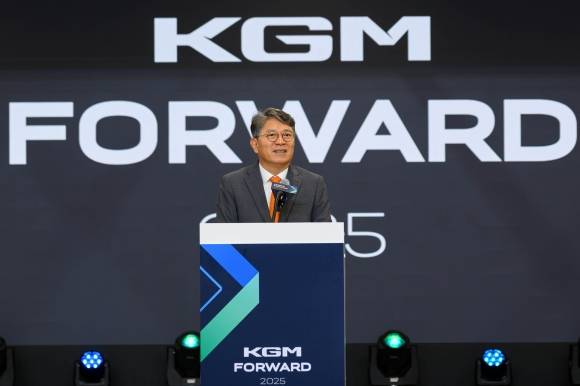곽재선 KG모빌리티 회장이 17일 경기 평택시 KGM본사에 열린 ‘KGM 포워드’ 행사에서 인사말을 하고 있다.  KG모빌리티 제공