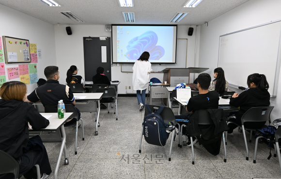 지난달 29일 서울 용산구 숙명여대 서울형 한국어 예비학교 강의실에서 다문화 중·고교생들이 교과 수업을 듣고 있다. 도준석 전문기자