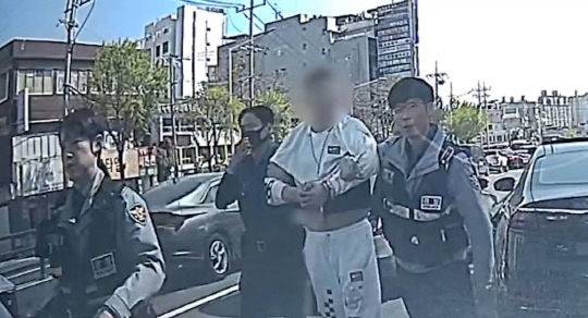 4월 26일 오전 9시 40분쯤 대전 서구 도마동의 한 도로에서 음주운전·난폭운전·공무집행방해 등 혐의로 현행범 체포되는 30대 남성. 경찰청 공식 유튜브(대전서부경찰서 제공)