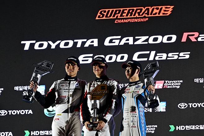 포디엄 정상에 오른 이창욱. 사진: 김학수 기자