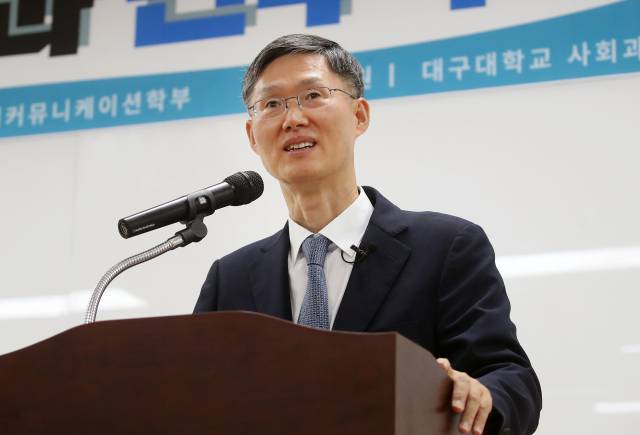 문형배 전 헌법재판소장 권한대행이 경북 경산시 대구대학교 경산캠퍼스에서 '헌법과 민주주의'를 주제로 특강하고 있다. 뉴스1