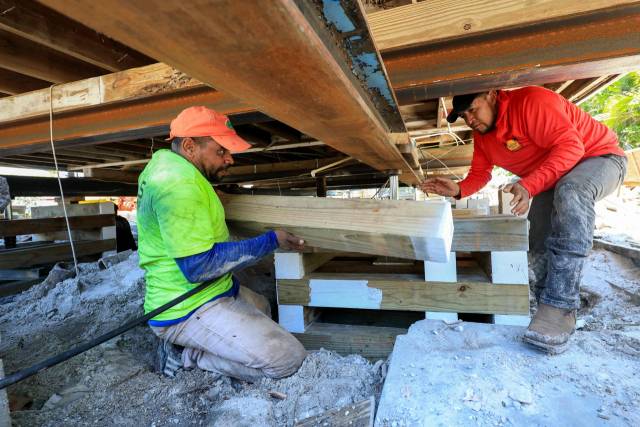 미국 플로리다주 트레저아일랜드의 한 주택 건설현장에서 인력들이 집을 짓고 있다.AFP연합뉴스