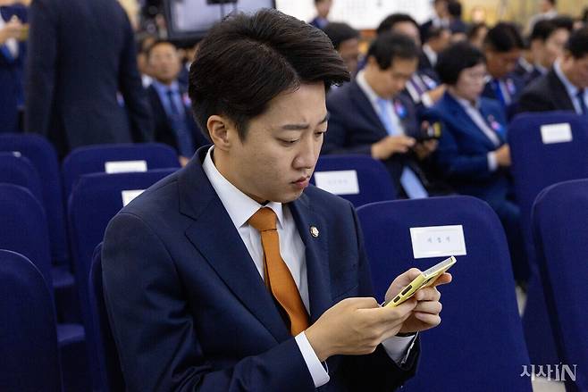 6월4일 제21대 대통령 취임 선서 시작에 앞서 이준석 개혁신당 의원이 참석해 휴대전화를 보고 있다. ⓒ시사IN 신선영