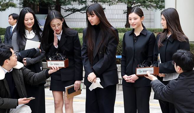 뉴진스(NJZ 하니, 민지, 혜인, 해린, 다니엘)가 7일 오후 서울 서초구 서울중앙지방법원에서 열린 ‘어도어, 뉴진스 상대 기획사 지위보전 및 광고계약 체결 등 금지 가처분’ 심문기일을 마친 후 취재진의 질문에 답변하고 있다.  뉴시스