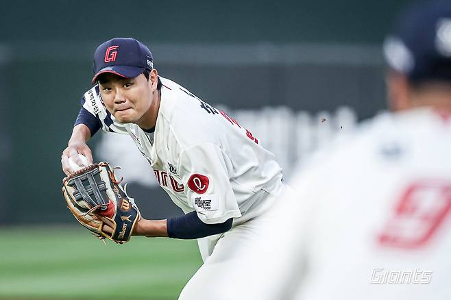 롯데 손호영이 17일 사직구장에서 열린 한화와 홈경기 도중 2루수 땅볼을 처리하고 있다. 손호영은 5회말 타석에서 먹힌 타구로 인한 손 통증으로 6회초 교체됐다. 사진제공｜롯데 자이언츠