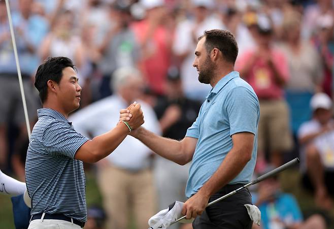 김주형(왼쪽)이 지난해 6월 트래블러스 챔피언십 최종 라운드에서 연장전을 마친 뒤 우승자인 스코티 셰플러와 악수하고 있다. 게티이미지코리아