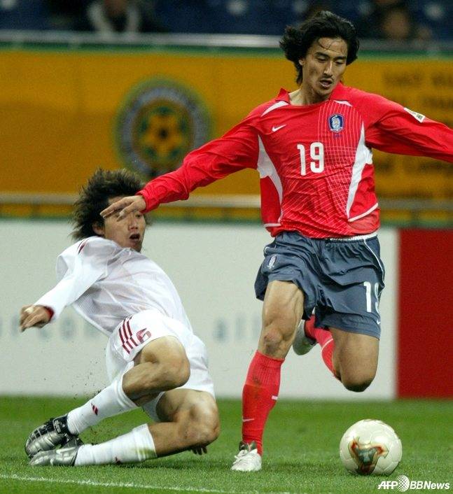 안정환(오른쪽)에게 태클을 시도하는 정즈. /AFPBBNews=뉴스1