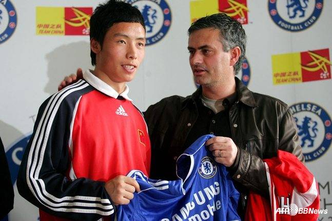 조세 무리뉴(오른쪽) 감독의 첼시 시절 천타오 당시 중국 올림픽 대표팀 선수가 유니폼을 교환하고 있다. /AFPBBNews=뉴스1