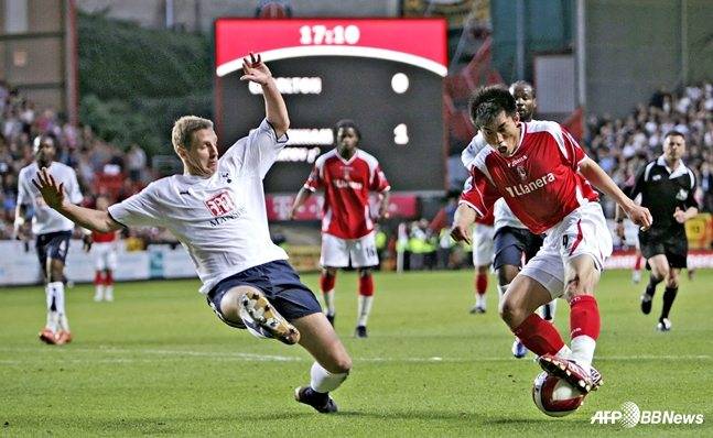 정즈(오른쪽)가 토트넘 홋스퍼를 상대하고 있다. /AFPBBNews=뉴스1