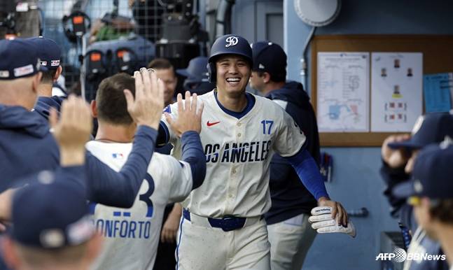 더그아웃으로 들어오는 오타니. /AFPBBNews=뉴스1