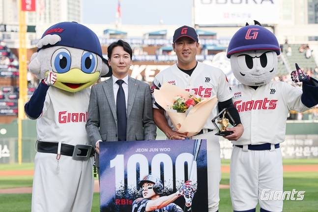 1000타점 기념상을 수상한 뒤 기념 촬영을 하고 있는 박준혁 롯데 단장(왼쪽)과 전준우. /사진=롯데 자이언츠