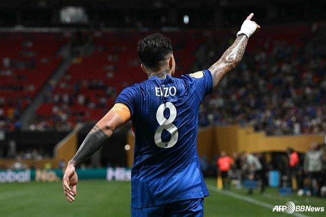 엔소 페르난데스(첼시)가 미국 조지아주 애틀랜타의 메르세데스 벤츠 스타디움에서 열린 2025 FIFA 클럽월드컵 D조 1차전 경기 중 득점 후 세리머니하고 있다. 상당수 비어보이는 경기장 좌석. /AFPBBNews=뉴스1