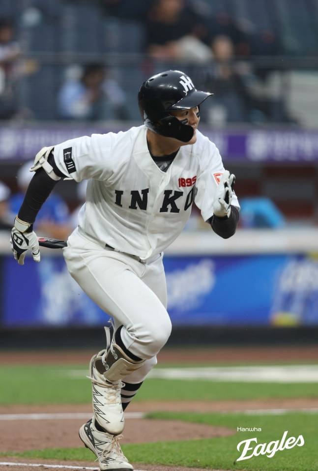 인천고 김지석이 지난 2일 대전 한화생명 볼파크에서 열린 2025 제3회 한화 이글스배 고교·대학 올스타전에서 안타를 치고  있다. /사진=한화 이글스 제공