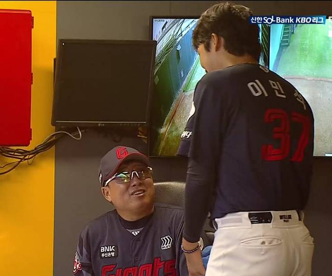 롯데 김태형 감독(왼쪽)이 15일 인천 SSG전에서 선발 이민석을 향해 미소를 짓고 있다. /사진=SPOTV 중계화면 갈무리