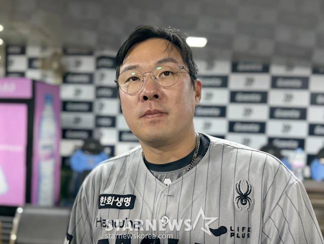 한화 안치홍이 17일 사직 롯데전 승리 후 취재진과 인터뷰를 하고 있다. /사진=양정웅 기자