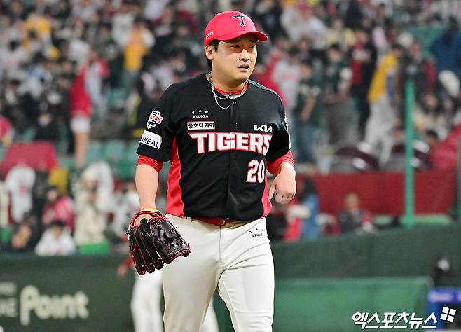 11일 오후 인천SSG랜더스필드에서 열린 '2025 신한 SOL Bank KBO리그' KIA 타이거즈와 SSG 랜더스의 더블헤더 2차전 경기, 6회말 수비를 마친 KIA 이준영이 더그아웃으로 향하고 있다. 엑스포츠뉴스 DB