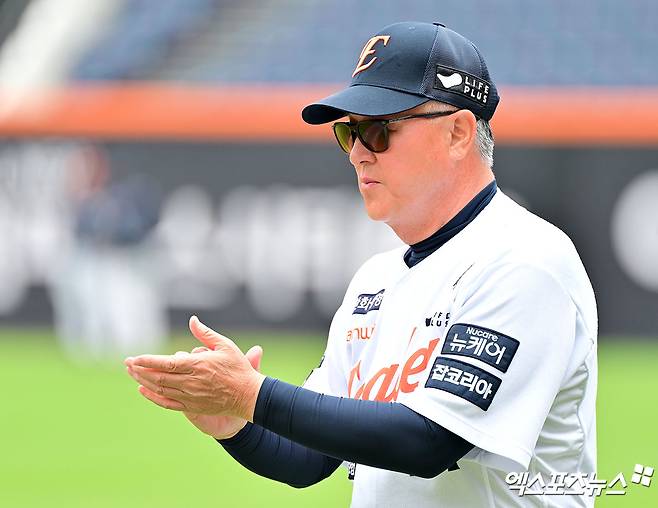 김경문 감독이 이끄는 한화 이글스가 17일 부산 사직야구장에서 열린 2025 신한 SOL Bank KBO리그 롯데 자이언츠와의 팀 간 8차전에 승리를 거두고 5연승과 함께 단독 선두 수성에 성공했다. 사진 엑스포츠뉴스 DB