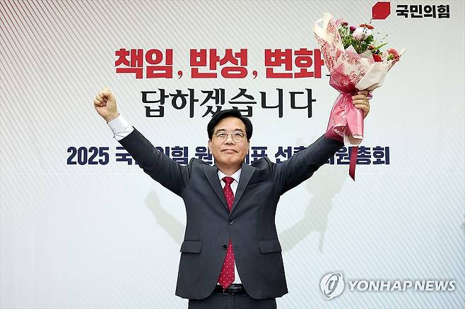 꽃다발 든 송언석 신임 원내대표 (서울=연합뉴스) 류영석 기자 = 국민의힘 신임 원내대표로 당선된 송언석 의원이 16일 원내대표 선출 의원총회가 열린 국회 회의장에서 기념촬영을 하고 있다. 2025.6.16 [공동취재] ondol@yna.co.kr