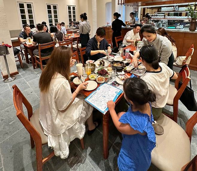 하노이 삼원정 2호점서 한식 맛보는 베트남 현지인들 [메이 에메랄드 제공. 재판매 및 DB 금지]