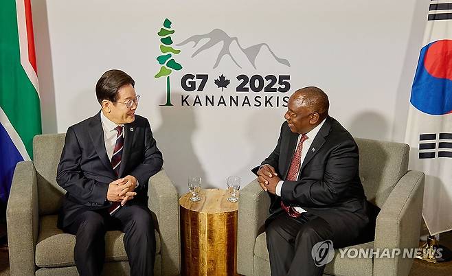 이재명 대통령, 한·남아공 정상회담 (캘거리[캐나다]=연합뉴스) 홍해인 기자 = 51차 주요 7개국(G7) 정상회의에 참석한 이재명 대통령이 16일(현지시간) 캐나다 앨버타주 캘거리의 한 호텔에서 시릴 라마포사 남아프리카공화국 대통령과 한·남아공 정상회담을 하고 있다. 2025.6.17 [공동취재] hihong@yna.co.kr