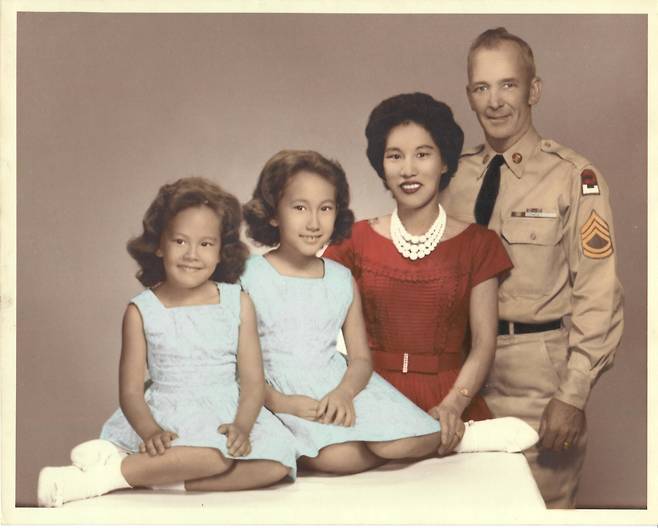 고넨 씨 가족사진. 왼쪽부터 고넨 씨, 언니 루이스, 부모 [낸시 고넨 씨 제공. 재판매 및 DB 금지]